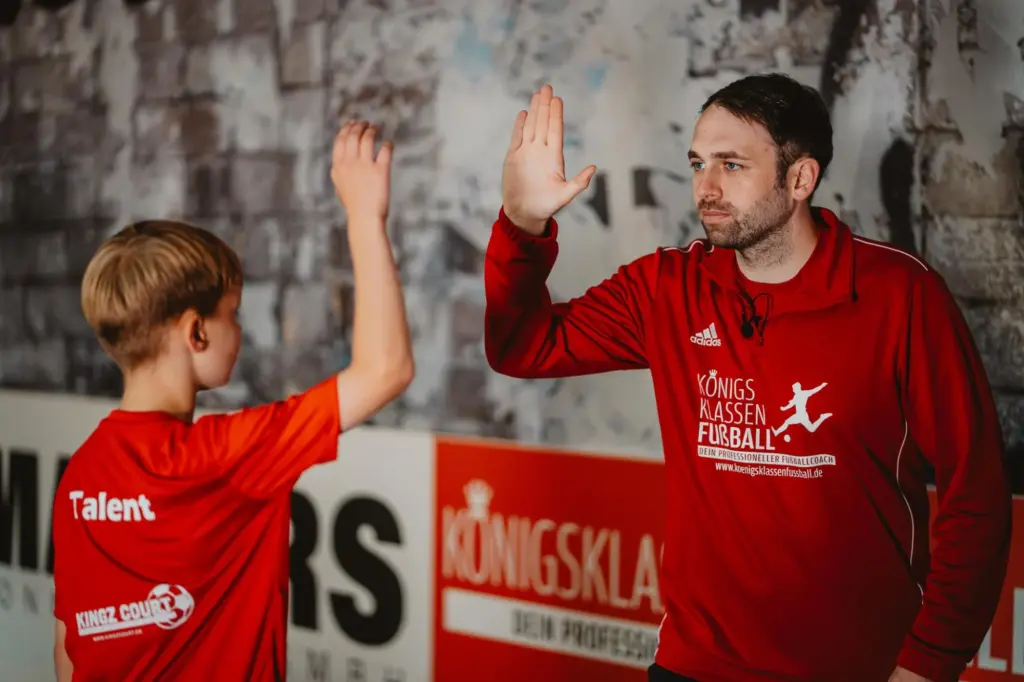 Kyan klatscht mit Kilian König in der Trainingshalle ab